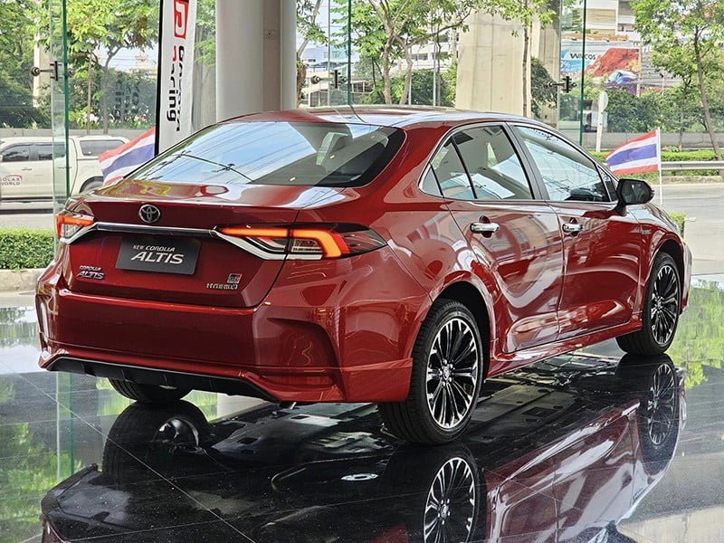 Toyota Corolla Altis 2023: Giá lăn bánh ưu đãi, Đánh giá xe & Thông số